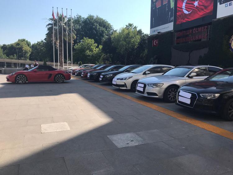 <p>İstanbul, Gaziantep, Kahramanmaraş, Diyarbakır, Mersin, Antalya, Van, Kırşehir, Aydın, Kilis ve Bursa illerinde toplam 94 şüphelinin yakalanması, bu şüphelilere ait 85 ikamet, 25 iş yeri olmak üzere toplam 110 ayrı adreste ve şüphelilere ait farklı banka şubelerinde kiralandığı tespit edilen 7 adet kiralık kasada suç unsurlarının tespiti ve el konulmasına yönelik 30.06.2020 günü saat 04.45 itibarı ile eş zamanlı “Bataklık Operasyonu” gerçekleştirilmiştir. Bahse konu silahlı suç örgütünün, banka hesaplarında görülen 70 milyon civarındaki mevduata el konulmuştur. Operasyonda 11 ilde şu ana kadar 94 şüpheliden aralarında örgüt liderleri Çetin G. ve Nejat D.’nin bulunduğu 74 şahıs gözaltına alınmıştır.</p>