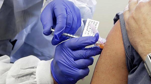 <p>Oxford Üniversitesi tarafından geliştirilen koronavirüs aşısının üçüncü faz insanlı denemelerinden iyi haber geldi. Araştırmacılar aşı sayesinde insan vücudunun virüse karşı kendini korunacak bağışıklığı gösterdiğini açıkladı.</p>
