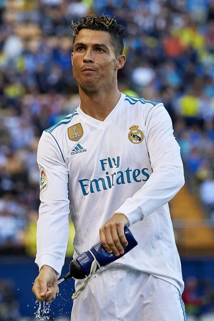 <p>Yaşı ilerledikçe daha skorer bir kimlik kazanan Ronaldo, gol noktalarında durdurulamaz hale geldi. Güçlü fiziği, hızı, tekniği ve başarılı son vuruşlarıyla dikkati çeken Ronaldo, kazandığı kupalar ve kırdığı rekorlarla 2000'li yılların futboluna damga vurdu.</p>

<p> </p>
