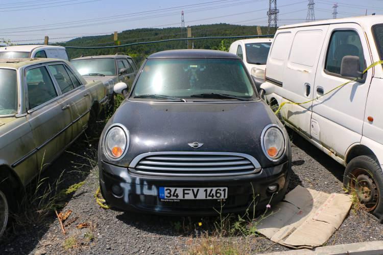 <p>Uzun yıllar otoparkta kaderlerine terk edilen araçların çürüdüğü ve birçoğunun üzerinde plaka olmadığı için tanınmayacak hale geldiği görüldü.</p>
