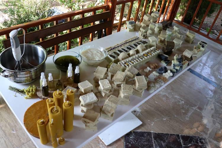 <p>Elazığ'da 2 çocuk annesi Tuba Bahçeci, köydeki bahçelerinde yetiştirdiği sebze, meyve ve bitki türlerinden 50 çeşit doğal sabun üretiyor.</p>