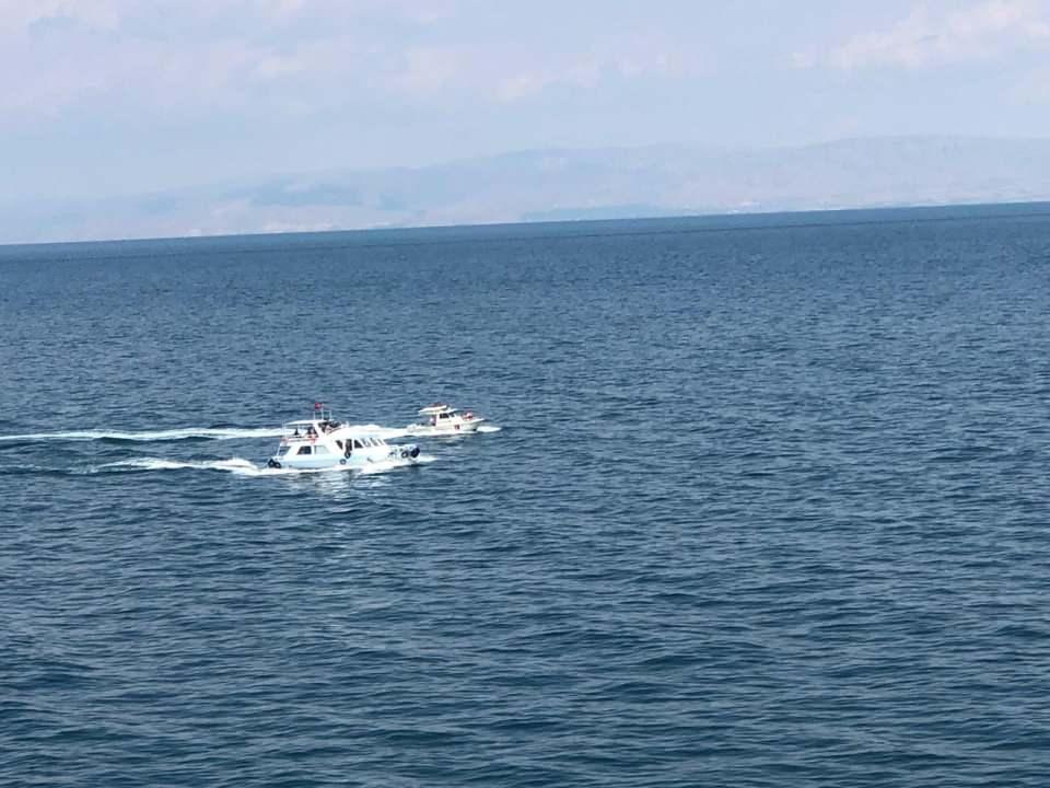 <p>Sabah saatlerinde Van’a gelen Bakan Soylu, beraberindeki Van Valisi Mehmet Emin Bilmez ile helikopterle Van Gölü’nde kaçak göçmenlerin bulunduğu iddia edilen batık tekneyi arama çalışmalarını havadan inceledi. </p>
