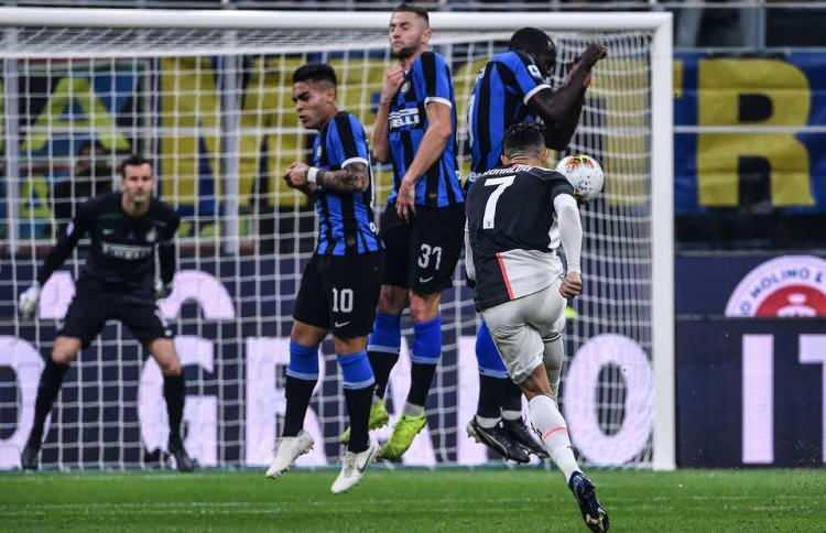 <p><span style="color:#FFD700">- Juventus'ta ilk frikik golünü 43. denemesinde attı</span></p>
<p>Ronaldo, 2018 yazında katıldığı Juventus'taki ilk frikik golünü dün oynanan Torino derbisinde attı. Daha önce kullandığı 42 serbest vuruştan yararlanamayan Portekizli, 43. denemesinde ağları sarsmayı başardı. </p>
<p> </p>