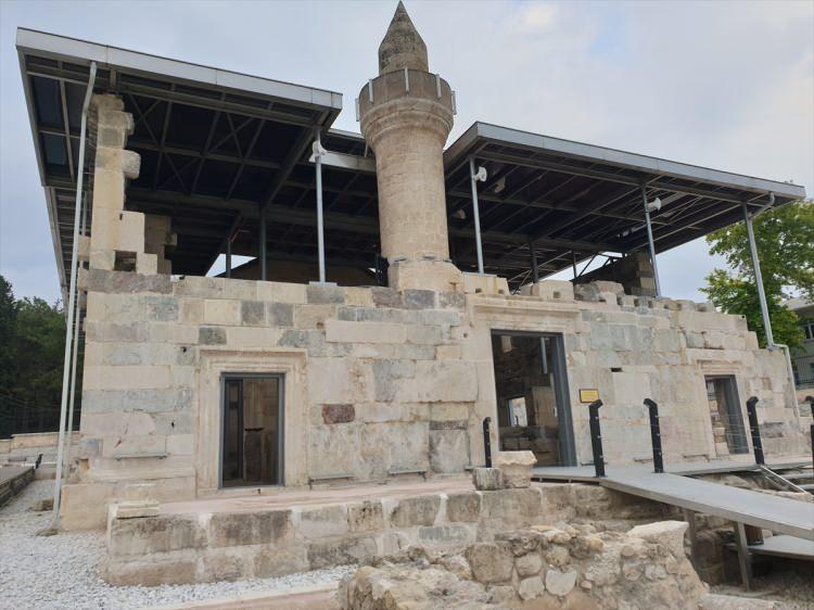 <p>Yaklaşık 2 yıl süren restorasyon çalışmalarının ardından Ala Cami bugün kılınan cuma namazıyla 96 yıl sonra ibadete tekrar açıldı. </p>
