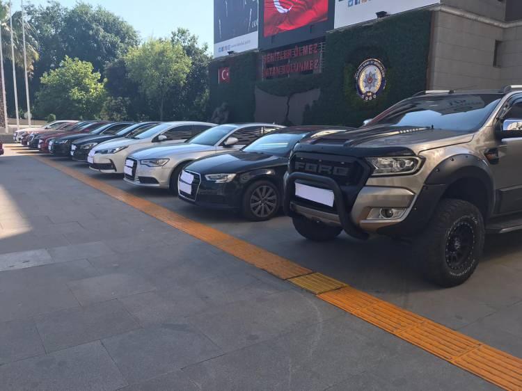 <p>Uyuşturucu ticaretiyle meşgul suç örgütünün, FETÖ terör örgütüne finans sağladığı da belirlemeler arasındadır.</p>
<p> </p>