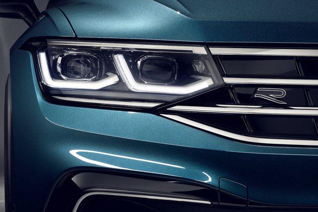 <p>Alman markanın sekizinci nesil Golf ile başlayan yeni tasarım diline uygun olarak makyajlanan Tiguan, yenilenen teknolojik özellikleri ile dikkat çekiyor.</p>