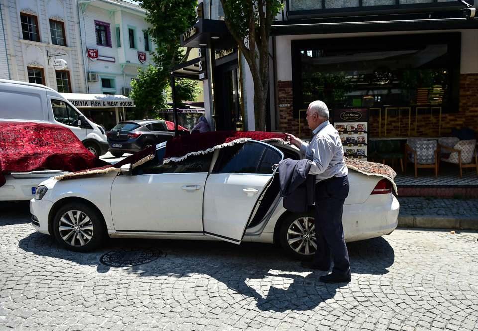 <p>Birçok müşteri halıların pastel tonlarda tercih etiği için bu yöntemi sıklıkla kullandıkları öğrenildi. Bu sayede halıların hem nem sorunu ortadan kalkıyor hemde renkleri daha pastel tonlara dönüşüyor.</p>