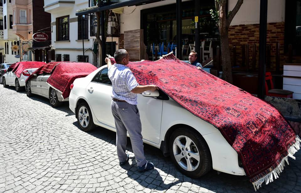 <p>Normalleşme ile birlikte açılan mağazalardan birisi de turistlerin gözde alışveriş yerlerinden olan bir halı dükkanı.</p>
