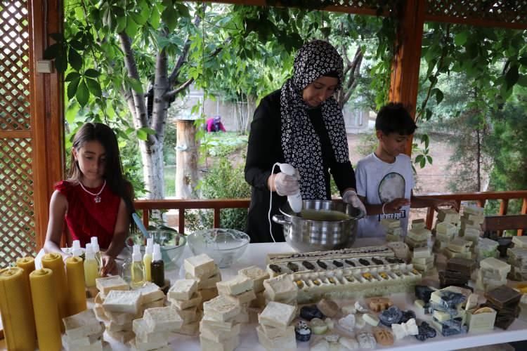 <p>Zamanla farklı özelliklere ve kokulara sahip sabunlar üretmeyi başardığını ifade eden Bahçeci, şöyle devam etti:</p>