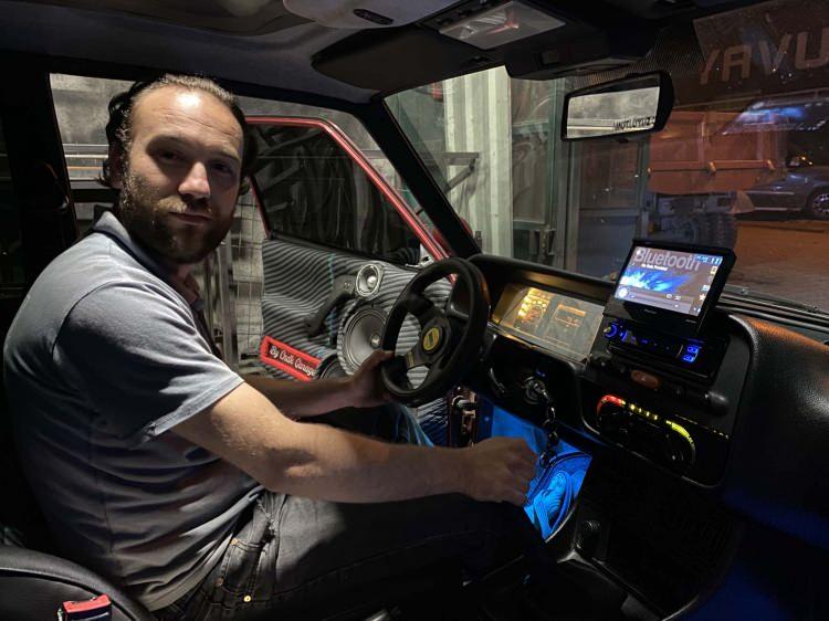 <p>Bu süre içinde Altunbay’ın otomobilde yapılan teknik değişiklikleri araç tescilini yapan kuruluşa bildirmemesinden dolayı, otomobil trafikten menedildi. </p>