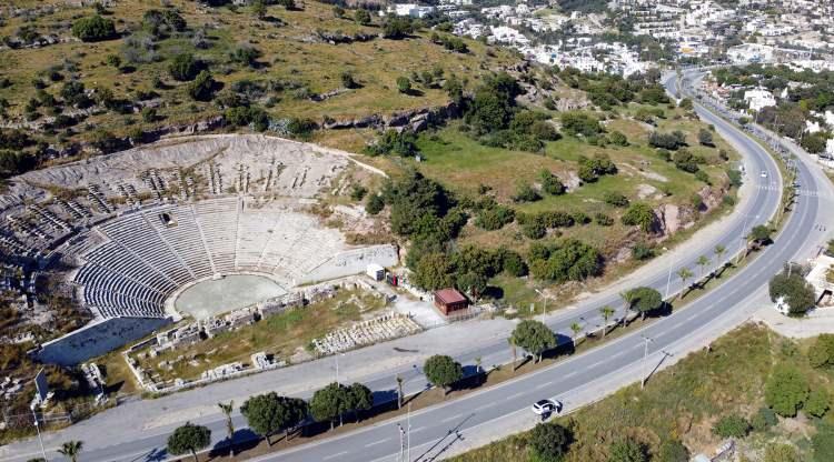 <p>Deniz, kum ve güneşin yanı sıra, mavinin tüm tonlarını barındıran koyları ve yemyeşil doğasıyla adından söz ettiren Bodrum, kültür turizmiyle de ön plana çıkmak istiyor.</p>