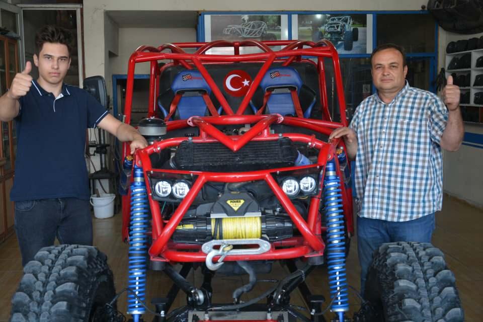 <p>Kahramanmaraş'ın Elbistan ilçesinde oto elektronik ustası, internette araştırma yapıp hurda araçların parçalarını kullanarak kendi off-road aracını yaptı.</p>