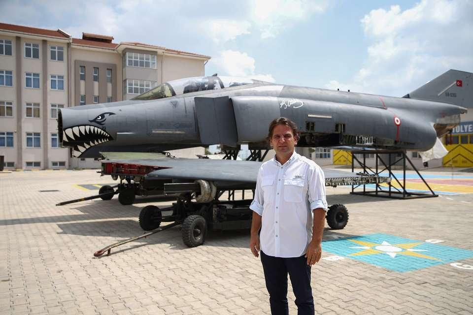 <p><strong> "Açık hava müzesine gitme yolunda hızla ilerliyoruz"</strong></p>
<p>Okul müdürü Haldun Çevik, AA muhabirine, lisenin uçak bakım alanında tematik proje okulu olarak faaliyet gösterdiğini söyledi.</p>
