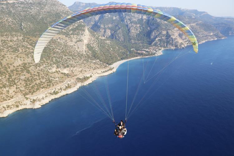 <p>Fethiye ilçesinin "dünyaya açılan penceresi" olarak görülen Babadağ'daki pistlerden yamaç paraşütleriyle havalananlar, Ölüdeniz'in etkileyici manzarasını kuş bakışı izleme fırsatı buluyor. </p>