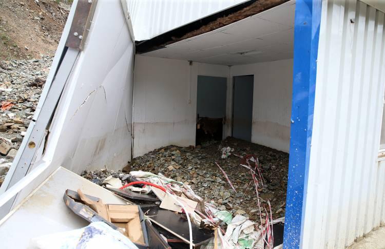 <p>Öte yandan, Trabzon Büyükşehir Belediyesi, Ortahisar Belediyesi ve Yomra Belediyesi'ne ait iş makineleri ise kapanan mahalle yollarının açılması için akşam saatlerinde başladığı çalışmalara devam ediyor.</p>

<p> </p>
