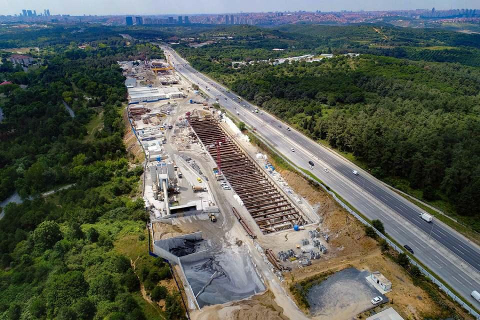<p>Gayrettepe-İstanbul Havalimanı mesafesi 35 dakika gibi kısa bir sürede kat edilecek. Metro hattı, Beşiktaş, Şişli, Kağıthane, Eyüp ve Arnavutköy ilçelerin sınırlarından geçerken, şehir içi karayolu trafik yükünü önemli oranda azaltacaktır.</p>