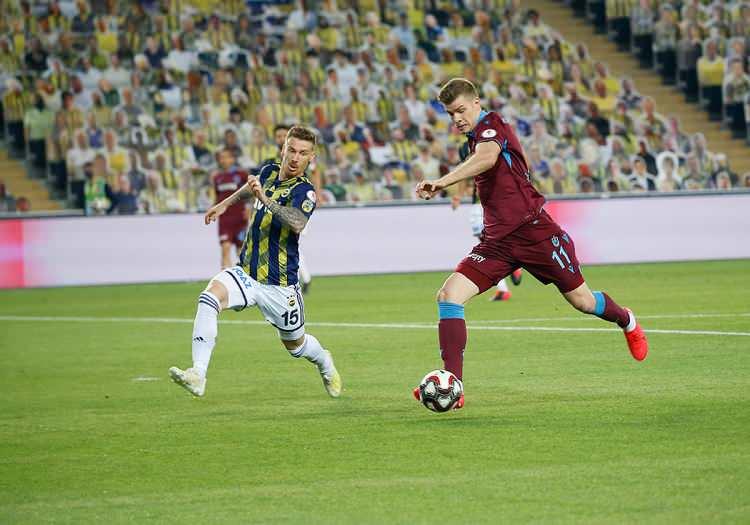 <p><strong>"Üç büyükler"i boş geçmedi</strong><br />
<br />
Sörloth, Trabzonspor'un "üç büyük" rakibine karşı da ilk sezonunda gol atma başarısı göstererek lig ve kupada toplam 9 gol kaydetti.</p>
