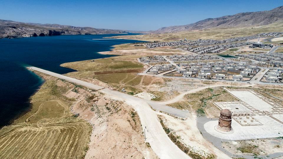<p>Tabii ki buradaki ekonomik aktivitenin olumlu geri dönüşümünün buradaki Hasankeyf halkı ve yatırımcılar için olacağını, buranın gelişmesine ve örnek bir turizm merkezi olmasında etkili olacağına inanıyoruz. </p>