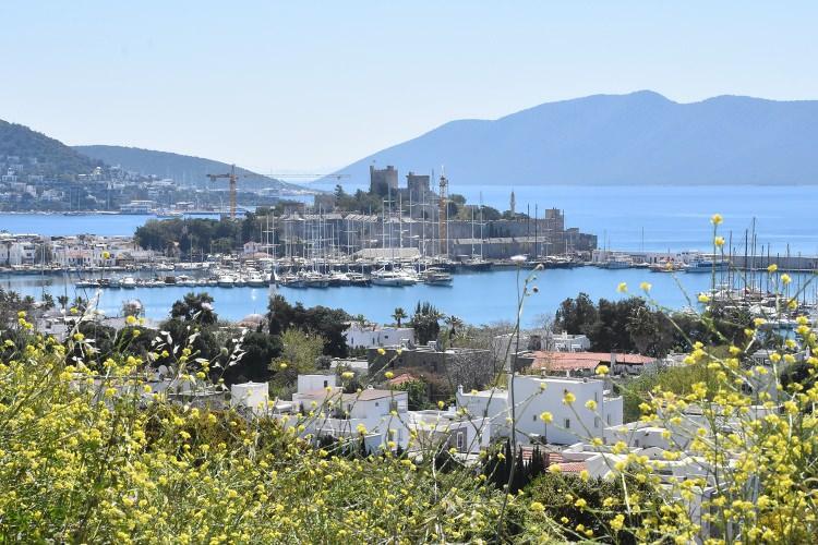 <p>Günübirlik teknelerle maviliklere açılanlardan bazıları, Bodrum yarımadasının farklı bölgelerinde bulunan tarihi alanları geziyor. </p>
