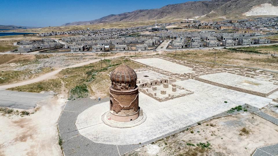 <p>Hasankeyf'in çok köklü bir medeniyete sahip olduğunu ifade eden Koç, dünyada örnek gösterilebilecek tarihi hassasiyetle, taşınabilir eserlerin yeni Hasankeyf'e götürüldüğünü vurguladı.</p>

<p> </p>
