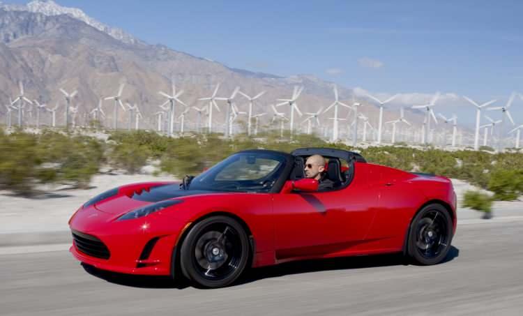 <p>Bir spor araba üret: Tesla’nın ürettiği ilk elektrikli otomobil bir spor modeldi. Bu model bir anda popüler oldu ve Musk’a para kazandırdı.</p>
