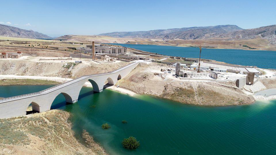 <p>"Bölgenin incisi' diyebileceğimiz bir Hasankeyf ile misafirlerimizi ağırlayacağız. Burada yamaç paraşütünü de faaliyete alacağız. İlgili spor kulüplerimiz burada gösteri uçuşları yapacak. </p>
<p> </p>