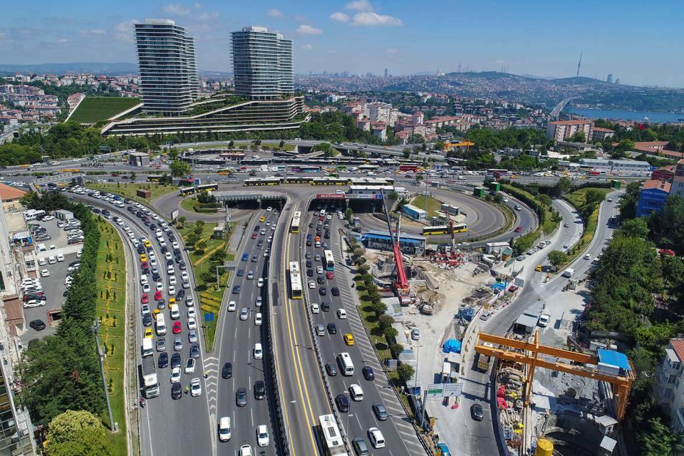 <p>Törene katılan Ulaştırma ve Altyapı Bakanı Adil Karaismailoğlu, bakanlığın şehir içi raylı sistem alanında yaptığı yatırımların özel bir örneği olan Gayrettepe-Kağıthane-İstanbul Havalimanı Metrosu'nda önemli bir dönüm noktasında olduklarını ifade etmişti.</p>
