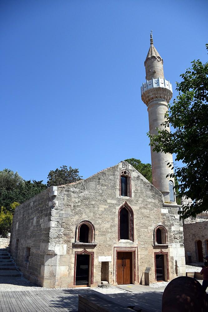 <p> İkinci etap restorasyon çalışmalarının tamamlanmasıyla yaklaşık 1100 metrekare kapalı sergi alanı hizmete açılan Bodrum Kalesi, tatilcilerin uğrak yerleri arasında bulunuyor.</p>