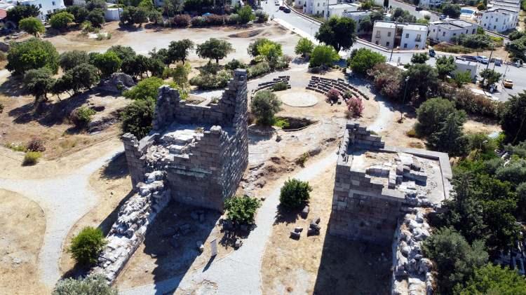 <p><strong>Toprak, salonlardaki eserlerin yenilenerek tekrar ziyarete açıldığını belirterek, şöyle konuştu:</strong></p>

<p>"Bodrum Kalesi'nde restorasyon çalışmaları devam ediyor. Yıl sonuna kadar iki salon daha düzenlenerek restorasyonu tamamlandıktan sonra tekrar ziyarete açılacak. Bunlardan birisi meşhur Uluburun Batığı'mız, diğeri Pedasa Batığımız. İkinci etap çalışmalarımızla birlikte ziyaretçi sayımız ciddi derecede arttı. Yerli ve yabancı turistlerimizin ilk uğrak noktası burası oluyor. Her yıl olduğu gibi bu yılda Bodrum Kalesi cazibe merkezi olacak. Bodrum Kalesi ülkemizin tek su altı arkeoloji müzesi olma özelliğini de taşıyor. Kalemiz artık sabah 10:00, gece 22:00 arasında ziyarete açık olacak. Artık kalede gece müzeciliği yapılıyor. Vatandaşlar 33 dönümlük alana sahip kalemizi, rahatlıkla gezebilecekler."</p>
