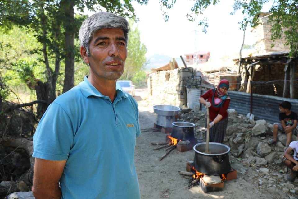 <p><strong>"Dut pekmezi geçim kaynağımız"</strong></p>
<p>Dut pekmezi üretimi yapan Çaybaşı köyü muhtarı Süleyman Alakaş, AA muhabirine yaptığı açıklamada, bu yıl dutta iyi verim elde ettiklerini söyledi.</p>