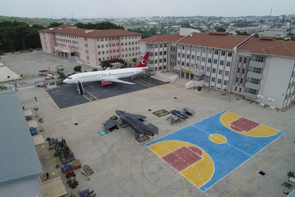 <p>Böylece başarılarının arttığını anlatan Çevik, "Bahçemize getirilen savaş uçağıyla, dünyada bir ilki başardık.</p>

<p> </p>
