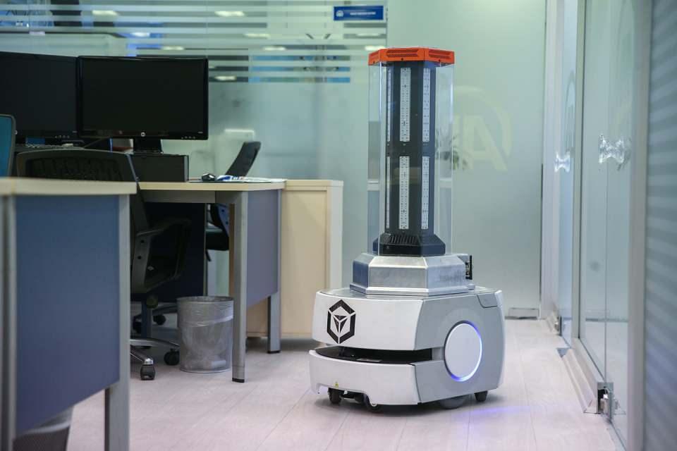 <p>Geliştirdiği robotlar ve yenilikçi teknolojilerle küresel ölçekte adından söz ettiren Türk şirketi DOF Robotics, geliştirdiği ultraviyole dezenfeksiyon robotu RoboCare ile Kovid-19 salgınıyla zorlu bir mücadele içinde bulunan İtalya gibi ülkelere çözüm sunuyor. </p>
