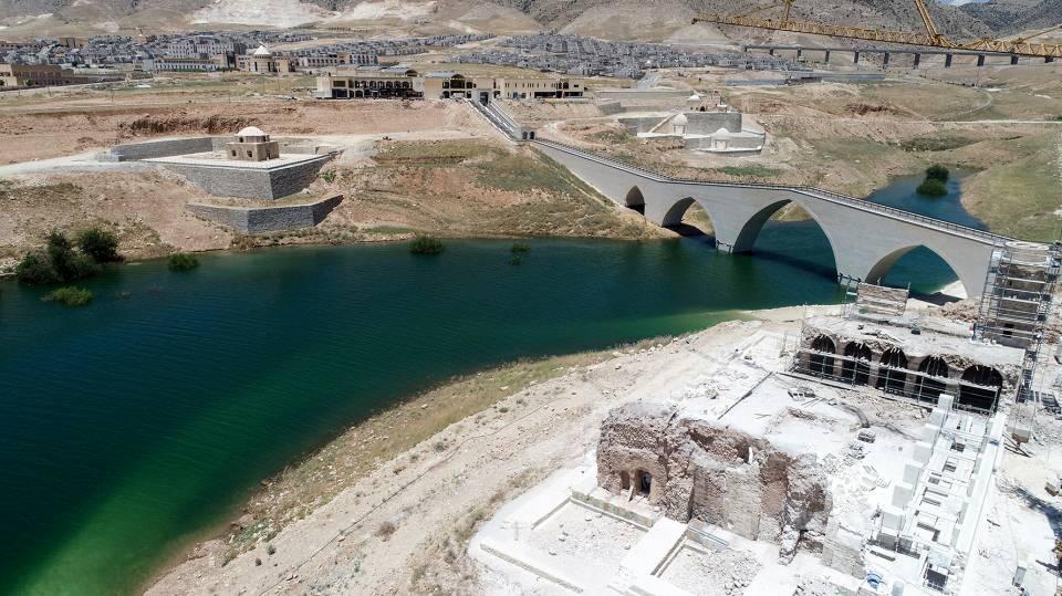 <p><strong>Yamaç paraşütü de yapılacak</strong></p>
<p>Kaymakam Koç, DSİ'nin tarihi ve kültürel eserlerin taşındığı arkeopark alanının çevre düzenlemesiyle ilgili projeyi ihale ettiğini belirterek şunları kaydetti:</p>