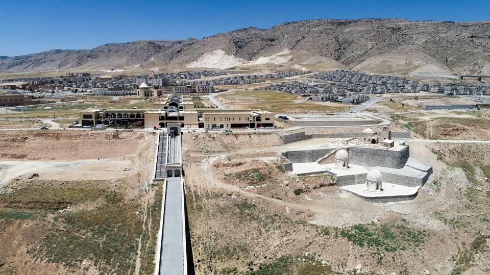 <p>Turistlere uygulama oteli ile konaklama imkanı sunulduğunu ifade eden Koç, "Burada bir gençlik kampı planlamamız var. Planlamasını hızlı bir şekilde yapıyoruz." ifadelerini kullandı.</p>
<p> </p>
