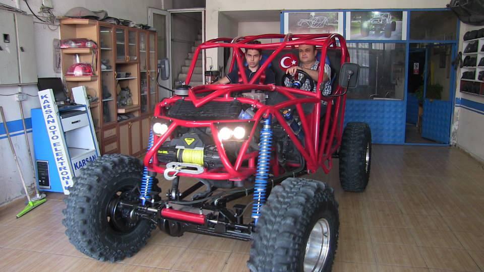 <p>Arkadaşlarıyla off-road yarışlarına gittiği sırada, normal araçların devrildiğini, çok büyük masraflar çıkarabildiğini gördüğünü belirten Karpınar, bunun üzerine kendi aracını yapma kararı aldığını kaydetti.</p>
<p> </p>