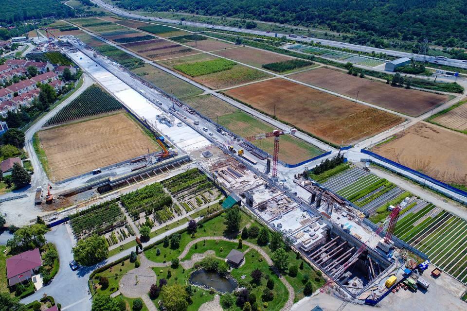 <p>Havalimanı metro istasyonunda tavanda ve yerde kağıttan uçak siluetleri aydınlatılarak dizayn edilen bir konsept oluşturuldu. </p>