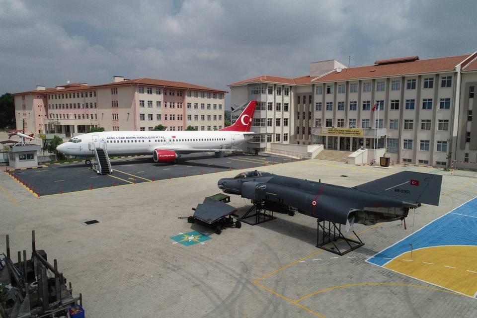 <p>İnşallah bizim öğrencilerimiz, gelecekte milli ve yerli savaş uçakları, insansız hava araçları, yolcu uçakları ve eğitim uçaklarının üretiminde çalışırlar. </p>
