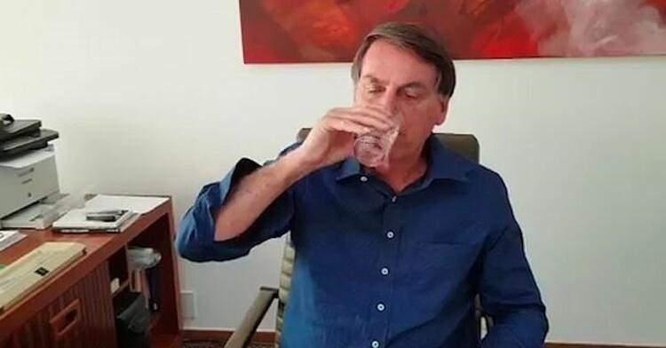 <p>Bolsonaro hydroxychloroquine içerken poz vererek kendisini iyi hissettiğini, ilacın tedavide hemen etkili olmaya başladığını iddia etti.</p>
<p> </p>