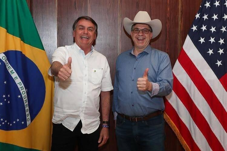 <p>Salgının başlarında ülkesindeki ABD elçisiyle bir araya gelerek poz veren Bolsonaro halkının içine düştüğü durumu ciddiye almadığı için büyük eleştirilere uğramıştı.</p>
<p> </p>