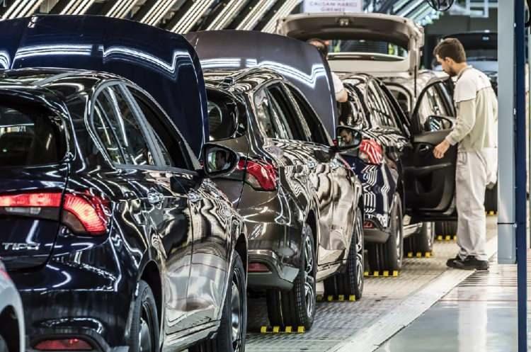 <p>Bilaloğlu, satışlardaki bu hızlı yükselişte 2018'den bu yana bekleyen talebin yanı sıra haziran ayında devreye giren düşük faizli kredinin etkili olduğunu söyledi. Pazardaki talep artışının en önemli nedenlerinden biri de salgın sonrası özel araç sahibi olma isteğinin artmış olması. ‘Yeterli tedarik olsa geçen ay yüzde 20 daha fazla satardık” diyen Bilaloğlu, pandemi nedeniyle 500 bin adetlere düşürülen yıl sonu hedeflerini yeniden 650 bin adetlere kadar çıkardıklarını söyledi. ODD’nin açıklamalarının ardından hemen hemen tüm markalar yılsonu satış hedeflerini yukarı yönlü revize etti. Daha önce en iyi senaryoda 650 bin adetlik satış öngören otomotivciler, şimdi bu sayının da üstüne çıkılabileceğinin sinyallerini veriyor. Markalar, ilk yarı performanslarını değerlendirirken, ikinci yarı öngörülerini şöyle açıkladı:</p>