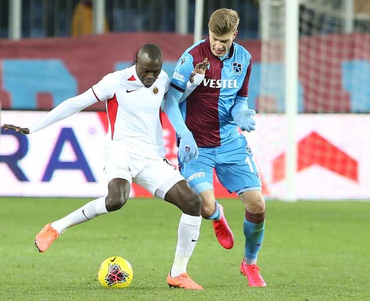 <p>"Üç büyükler"e lig ve kupada toplam 9 gol atan Sörloth, ligde Kasımpaşa'ya iki maçta 4, Medipol Başakşehir'e de 1 gol attı.</p>
