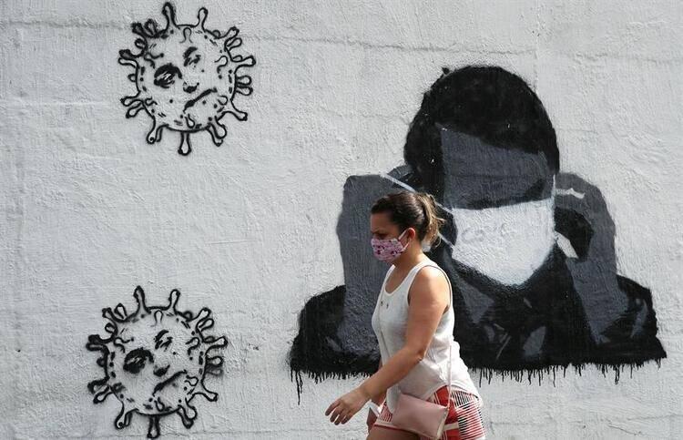 <p>Bolsonaro'nun ülkesindeki koronavirüs gerçeğini kabul etmemesi tüm dünyanın tepkisini çekmeye devam ediyor. Brezilya'da sokaklardaki duvarlara Bolsonaro'yu konu alan graffiti'ler bile çizilmiş durumda.</p>
<p> </p>