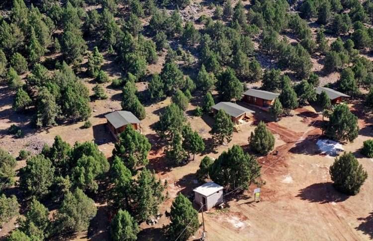 <p>Ulaşımın araçlarla sağlandığı yaylalarda kamp ve karavan turizmi yapanlar, gün batımının ardından kontrollü ateş yakarak, doğada baş başa kalmanın heyecanını yaşıyor.</p>
<p>Gece açık havada gökyüzünün sonsuz derinliğinde yıldızları ve gök cisimlerini izleme fırsatı bulanlar, oksijen oranı yüksek ortamda deliksiz uyku imkanına sahip oluyor.</p>