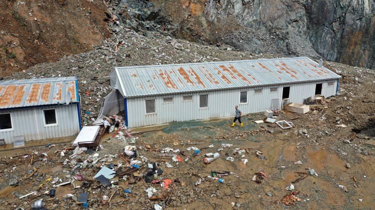 <p>Trabzon'un Yomra ilçesinde dün meydana gelen şiddetli yağış sırasında bulundukları şantiye alanının zarar göreceğini düşünen ve o alanı terkeden işçiler, heyelandan dakikalarla kurtuldu.</p>