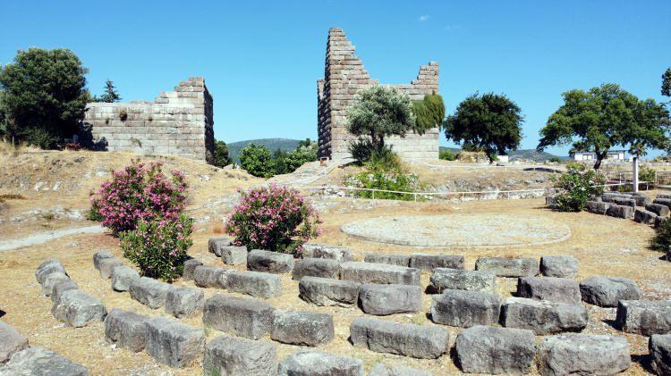 <p>İtalyan, Alman, Fransız ve İspanyol Kuleleri, Karya Güzeli Sergi Salonu ve Serçe Limanı Batığı'nın olduğu bina hizmete açılan kalede, İngiliz Kulesi ve Uluburun Batığı salonu da hizmete alındığında 1375 metrekarelik kapalı sergi alanı gezilebilecek  </p>
