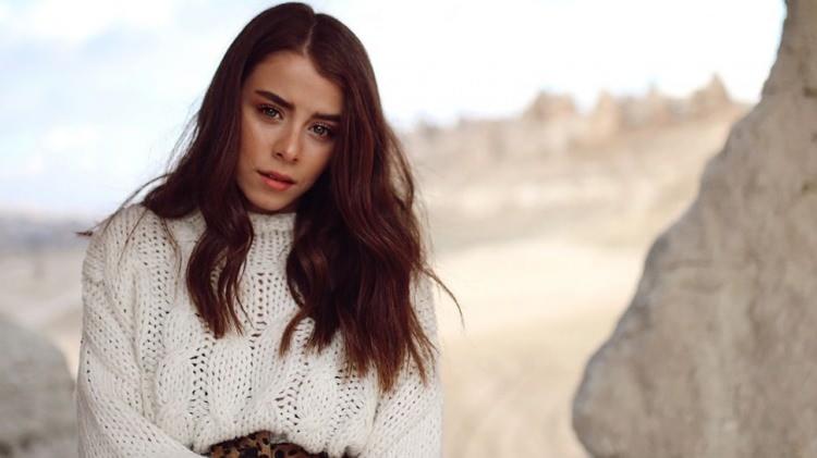 <p>İLAYDA ALİŞAN - PANTENE YILDIZI PARLAYANLAR</p>