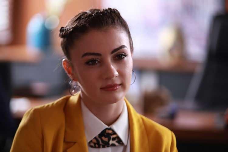 <p>BURCU ÖZBERK - ROMANTİK TEMA DALINDA EN İYİ KADIN OYUNCU</p>