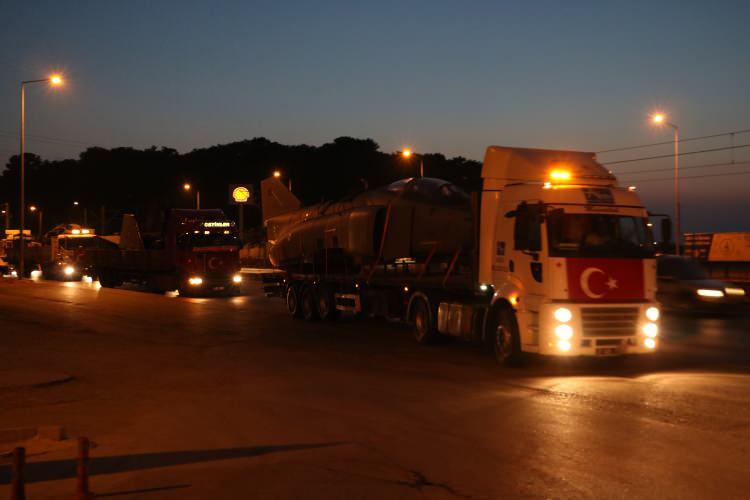 <p>8 GÜNDE PARÇALAR BİRLEŞTİRİLECEK</p>

<p> </p>

<p>Üç saatlik yükleme işleminin ardından 3 TIR’la yola çıkan savaş uçağı, konvoy eşliğinde 6 saatlik yolculuğun ardından lisenin bahçesine getirildi. </p>
