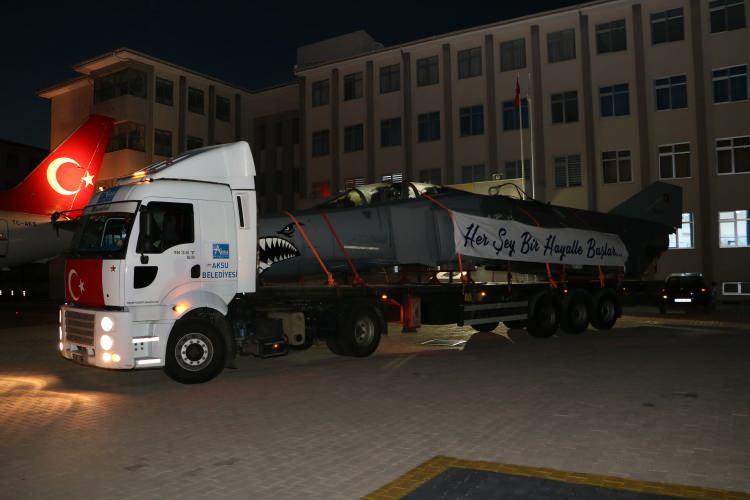<p>Savaş uçağını okulun bahçesindeki yolcu uçağının yanına park ettiren Haldun Çevik, görevli teknisyenlerle birlikte uçağın montajına yarın başlayacaklarını ve 8 gün süreceğini söyledi. </p>