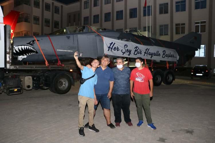 <p>Uçağı gören öğrenciler büyük sevinç yaşarken, velileriyle birlikte selfie çekti. </p>
